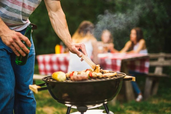 Comment créer un espace barbecue convivial dans un petit jardin ?