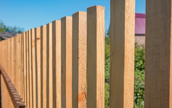 Les avantages d'un claustra en bois pour l'aménagement extérieur